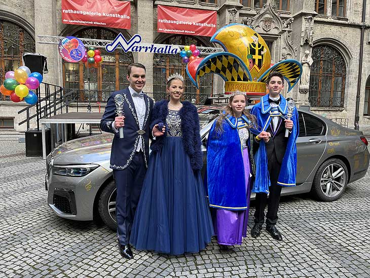 Vor der Prinzenkarosse, zur Verfügung gestellt von der BMW Niederrlassung München: das Narrhalla Prinzenpaar 2020 t „Seine Tollität“ Prinz Leonard I. – der bayerisch narrische Löwen Prinz und „Ihre Lieblichkeit“ Prinzessin Elisabeth II – die dynamische Dirigentin der Disziplin sowie dem Narrhalla Kinderprinzenpaar Leopold I. - der zeichnende Hobbykoch und Amelie I., die hilfsbereite Budoka. (©Foto. Martin Schmitz)